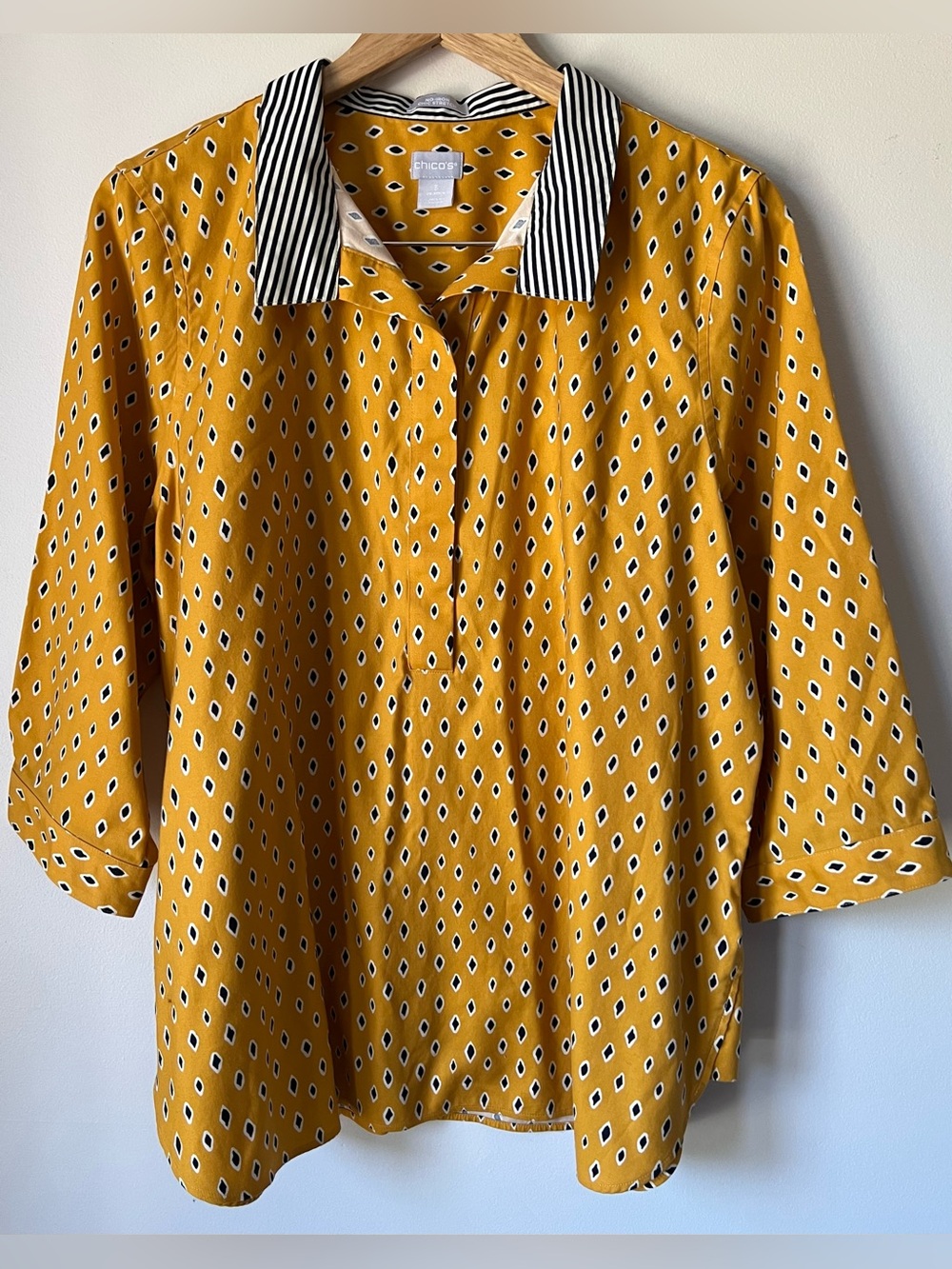 Chico’s Women’s No Iron Button Back Diamond Tunic Marigold Navy Size XL - Picture 3 of 10